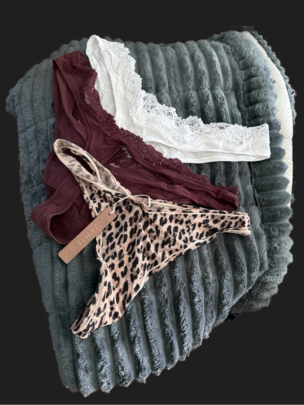 3pairs of Skims thongs new with and without tags sz 4x